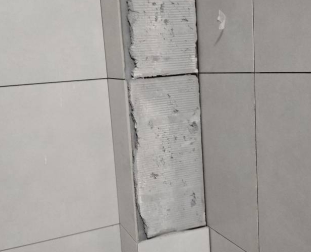 杭州市瓷砖空鼓维修公司分享下瓷砖施工前基层浇水润湿程度不足，可能导致以下问题